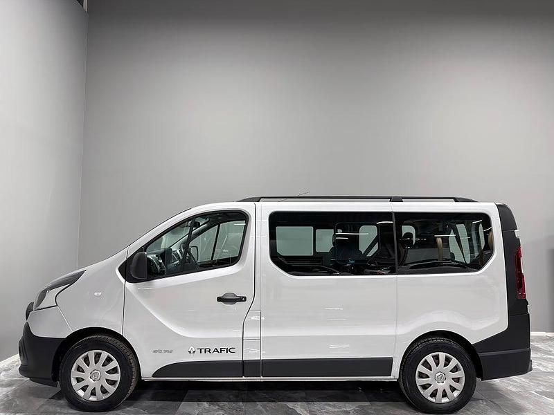 Begagnad Renault Trafic 146 HK (107 kW) 2016 Silver Minibuss