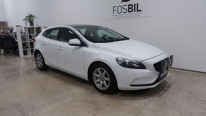 Vit Begagnad 2013 Volvo V40 Halvkombi | 84 900 kr (Marknadspris) - Bild 1/3