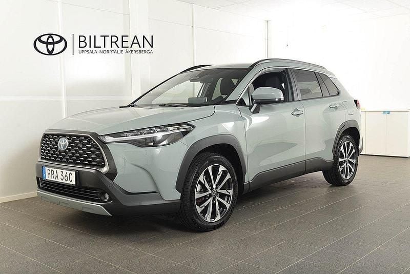 Grön Begagnad 2023 Toyota Corolla Cross Style SUV | 364 900 kr (Marknadspris) - Bild 1/4