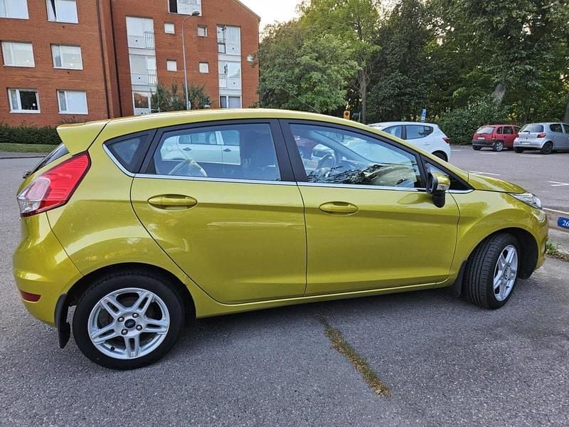 Gul Begagnad 2013 Ford Fiesta Titanium Halvkombi | 55 000 kr (Bra pris) - Bild 1/4
