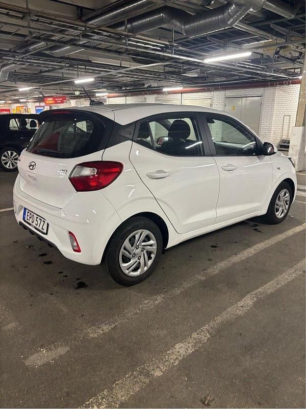 Vit Begagnad 2020 Hyundai i10 Essential Halvkombi | 103 500 kr (Marknadspris) - Bild 1/4