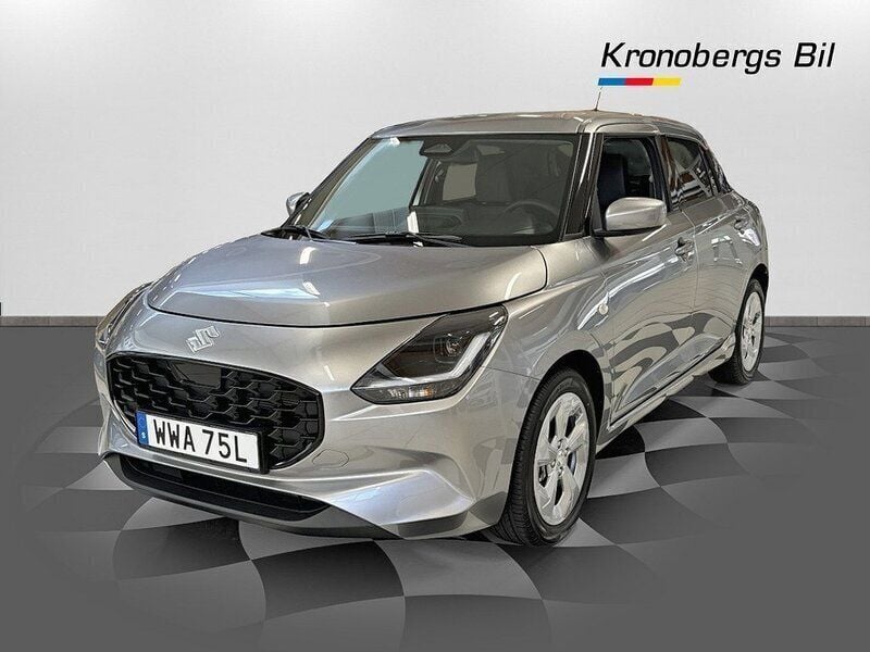 Silver metallic Ny 2024 Suzuki Swift Halvkombi | 251 400 kr (Marknadspris) - Bild 1/4