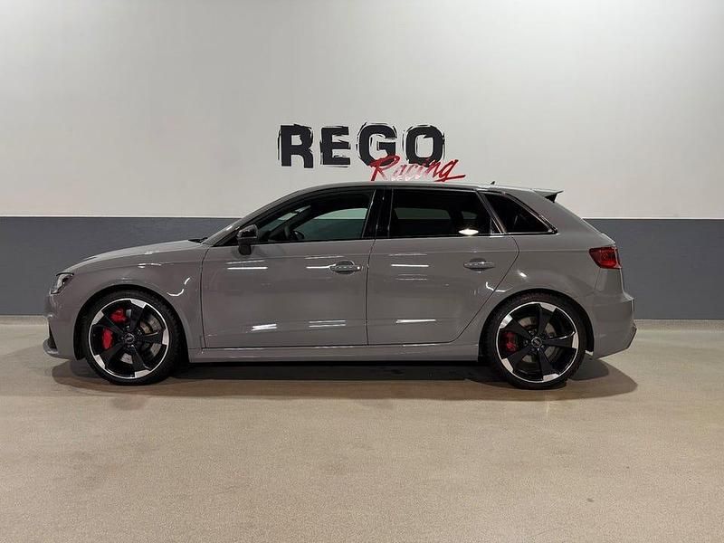 Grå Begagnad 2016 Audi RS3 Sportback Halvkombi | 354 900 kr (Marknadspris) - Bild 1/4