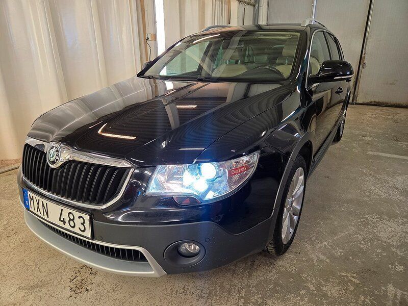 Svart Begagnad 2012 Skoda Superb Elegance Kombi | 99 900 kr (Marknadspris) - Bild 1/4