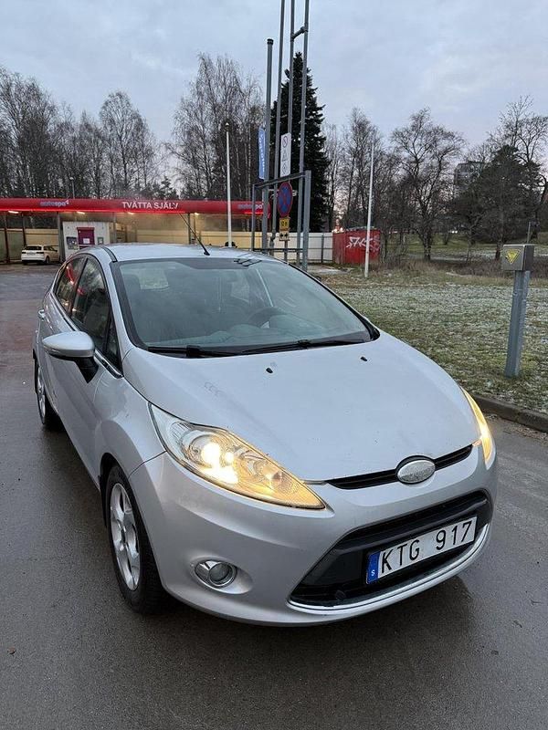 Grå Begagnad 2010 Ford Fiesta Halvkombi | 42 500 kr (Marknadspris) - Bild 1/4