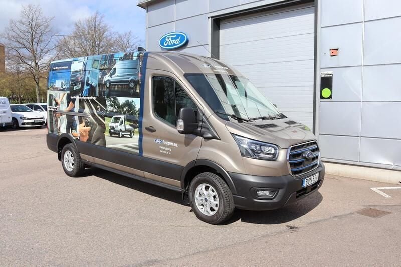Brun Begagnad 2023 Ford E-Transit Trend Van | 369 900 kr - Bild 1/4