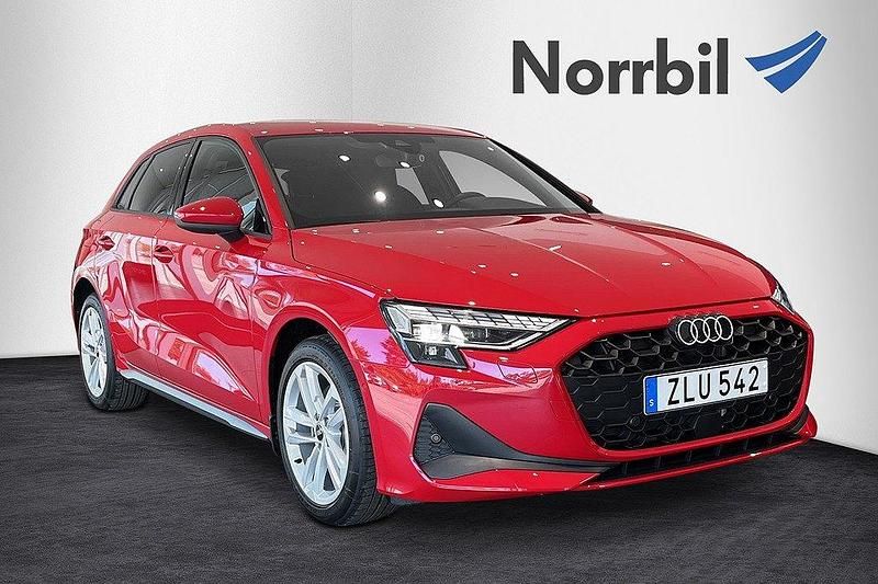 Röd (progressivröd metallic) Ny 2025 Audi A3 Sportback e-tron Comfort Sedan | 479 900 kr (Superpris) - Bild 1/4