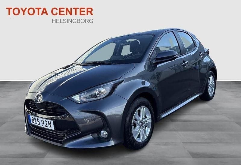 Mörkgrå (grå) Ny 2025 Toyota Yaris Hybrid Active Halvkombi | 271 800 kr (Marknadspris) - Bild 1/4