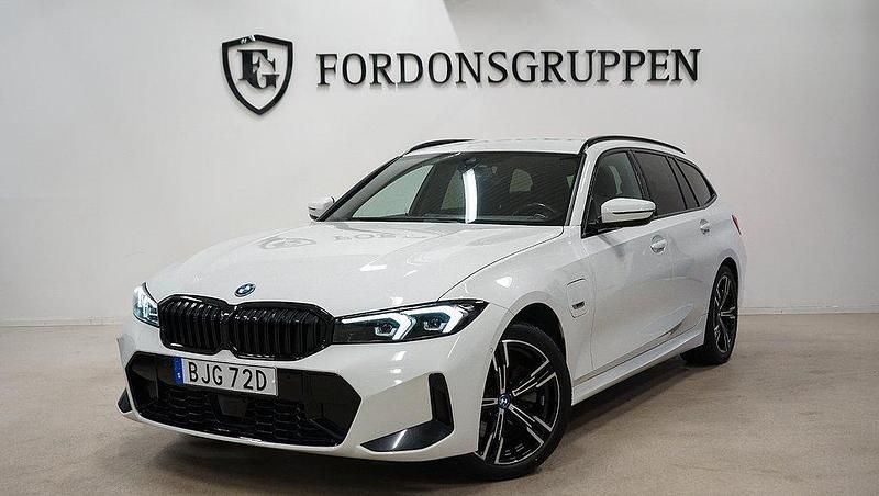 Vit Begagnad 2022 BMW 330e M Sport Kombi | 419 800 kr (Lite dyr) - Bild 1/4