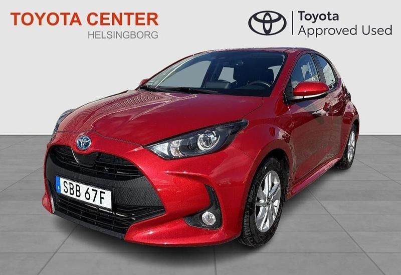 Röd Begagnad 2022 Toyota Yaris Hybrid Active Halvkombi | 209 900 kr (Marknadspris) - Bild 1/3