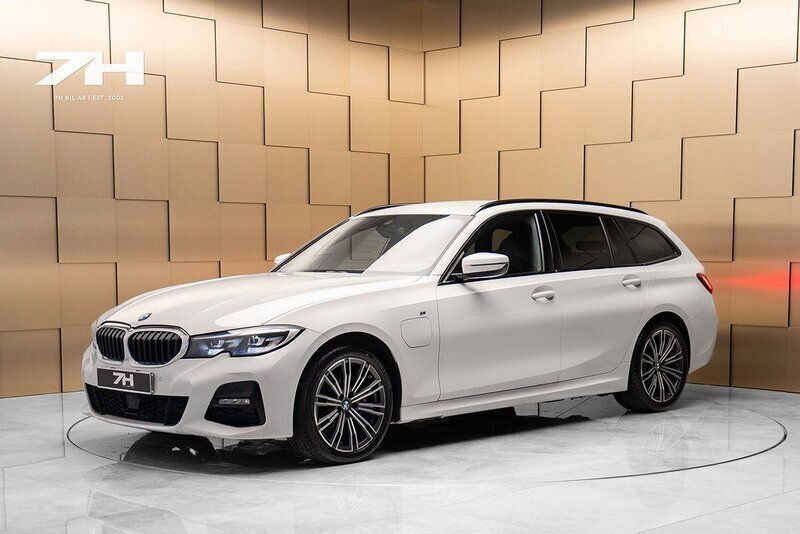 Vit Begagnad 2020 BMW 330e M Sport Kombi | 299 000 kr (Dyr) - Bild 1/4