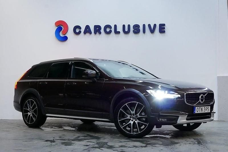 Mörkbrun Begagnad 2017 Volvo V90 CC Inscription Kombi | 229 900 kr (Marknadspris) - Bild 1/4