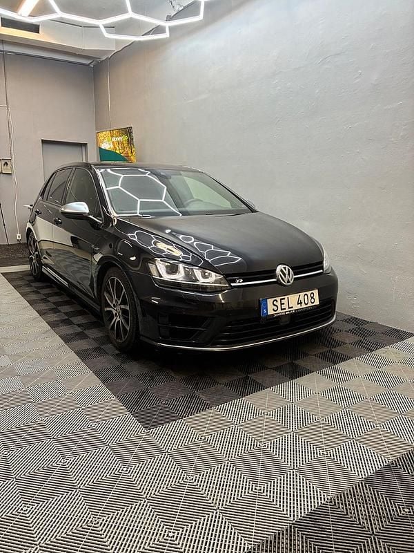 Svart Begagnad 2016 VW Golf VII R Halvkombi | 247 500 kr (Lite dyr) - Bild 1/4