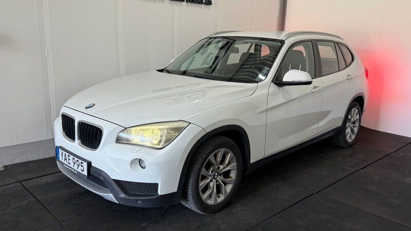 Vit Begagnad 2013 BMW X1 SUV | 144 900 kr (Marknadspris) - Bild 1/4