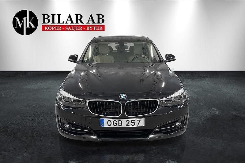 Svart Begagnad 2016 BMW 320 Gran Turismo Sport Line Halvkombi | 194 900 kr (Marknadspris) - Bild 1/4