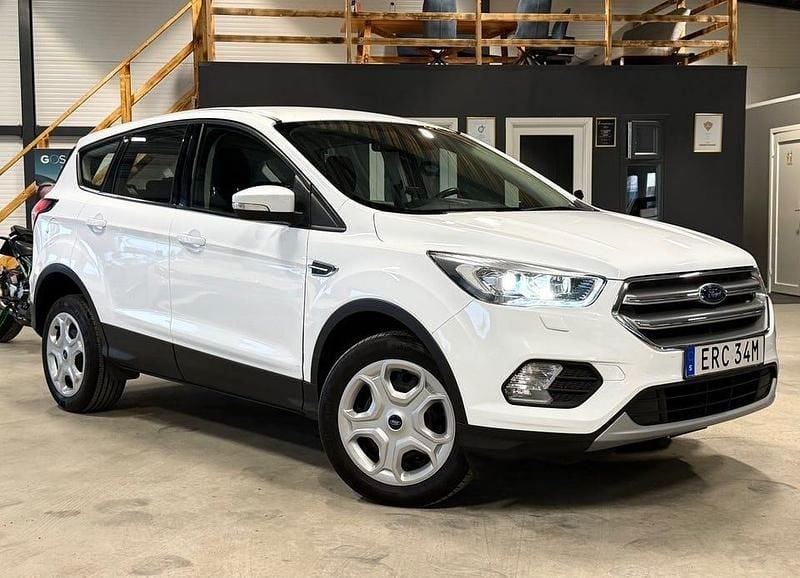 Vit Begagnad 2019 Ford Kuga Trend SUV | 149 900 kr (Marknadspris) - Bild 1/4