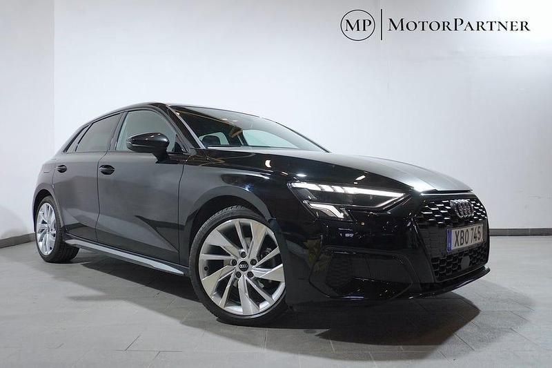 Svart Begagnad 2022 Audi A3 Sedan | 249 900 kr (Marknadspris) - Bild 1/4