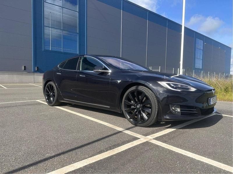 Svart Begagnad 2018 Tesla Model S Sedan | 339 000 kr (Marknadspris) - Bild 1/4