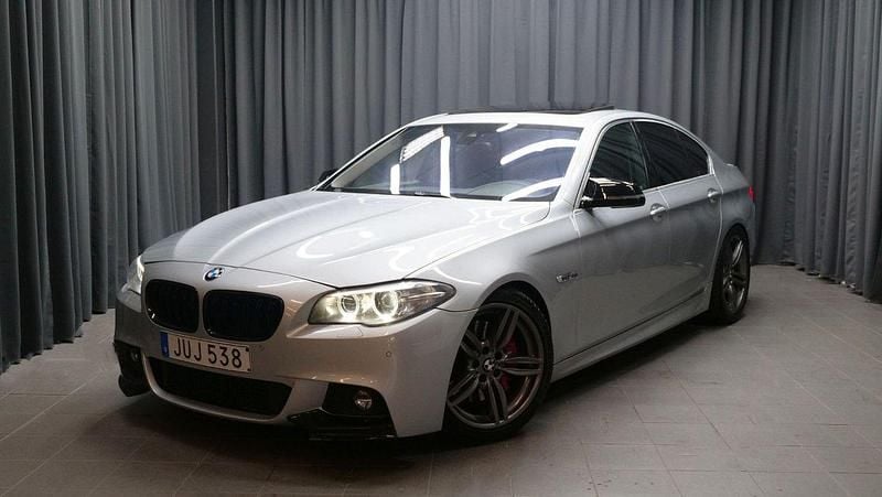 Silver Begagnad 2015 BMW M550 Luxury Line Sedan | 249 000 kr - Bild 1/4