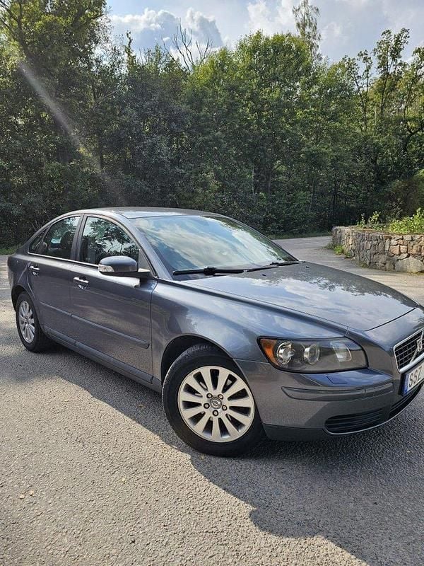 Grå Begagnad 2007 Volvo S40 Kinetic Sedan | 44 900 kr (Marknadspris) - Bild 1/4