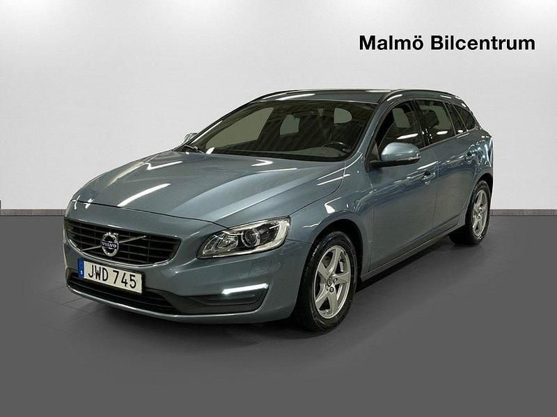 Ljusblå Begagnad 2018 Volvo V60 Kinetic Kombi | 209 900 kr (Marknadspris) - Bild 1/4