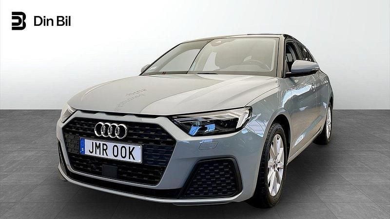 Pilgrå pärleffekt Begagnad 2022 Audi A1 Sportback Proline Halvkombi | 219 000 kr (Marknadspris) - Bild 1/4