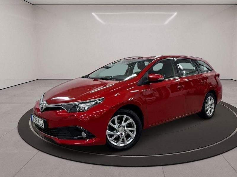 Mörkröd (röd) Begagnad 2016 Toyota Auris Touring Sports Active Kombi | 115 900 kr (Marknadspris) - Bild 1/4