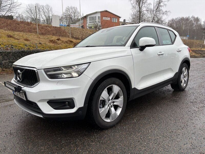 Vit Begagnad 2020 Volvo XC40 Momentum SUV | 167 200 kr - Bild 1/4
