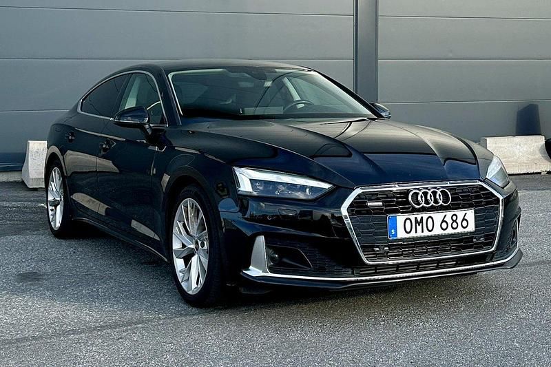 Svart Begagnad 2021 Audi A5 Sportback Advanced Halvkombi | 294 900 kr (Marknadspris) - Bild 1/4