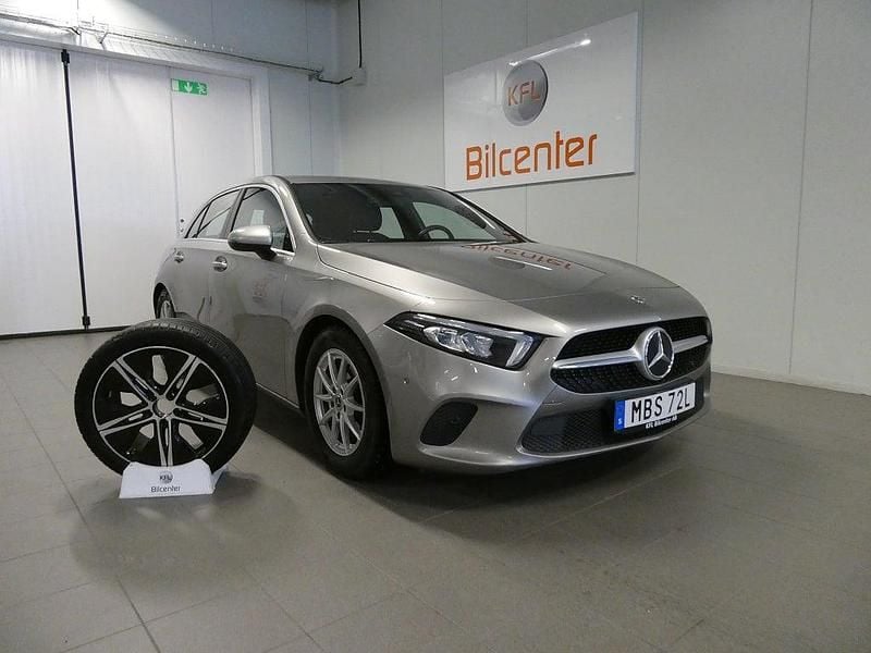 Silver Begagnad 2019 Mercedes A180 Halvkombi | 239 900 kr (Marknadspris) - Bild 1/3