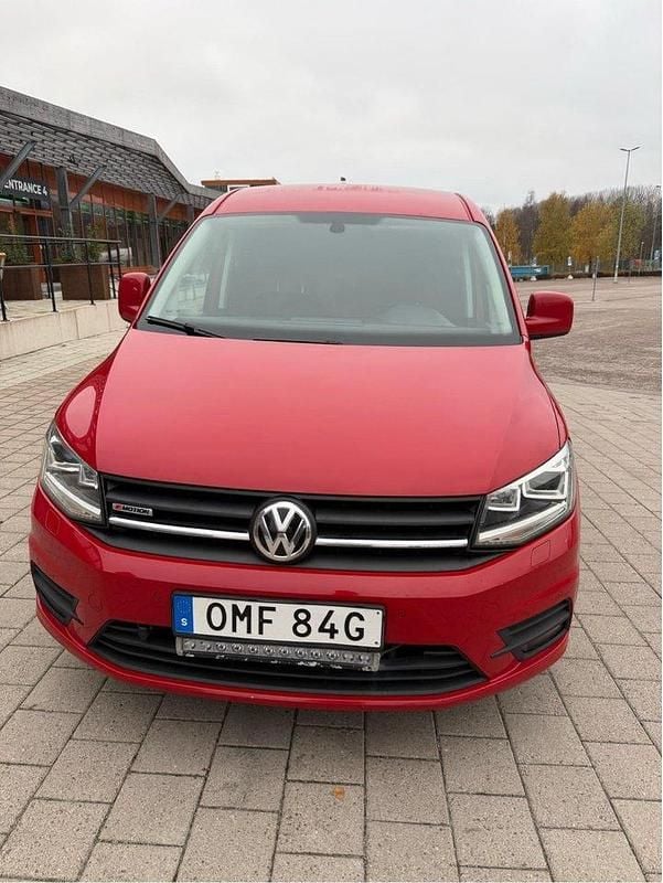 Röd Begagnad 2019 VW Caddy Maxi Minibuss | 139 000 kr (Superpris) - Bild 1/4