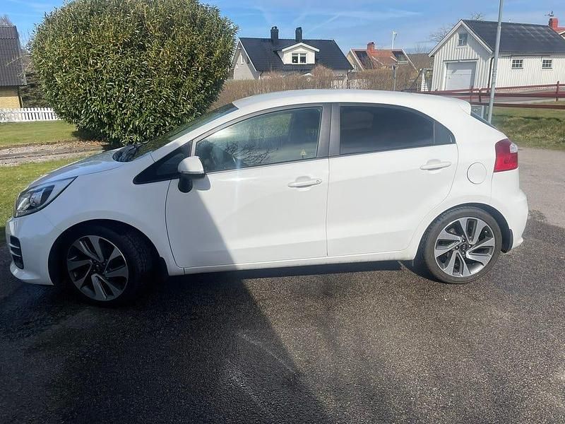 Begagnad Kia Rio 84 HK (61 kW) 2016 Vit Halvkombi