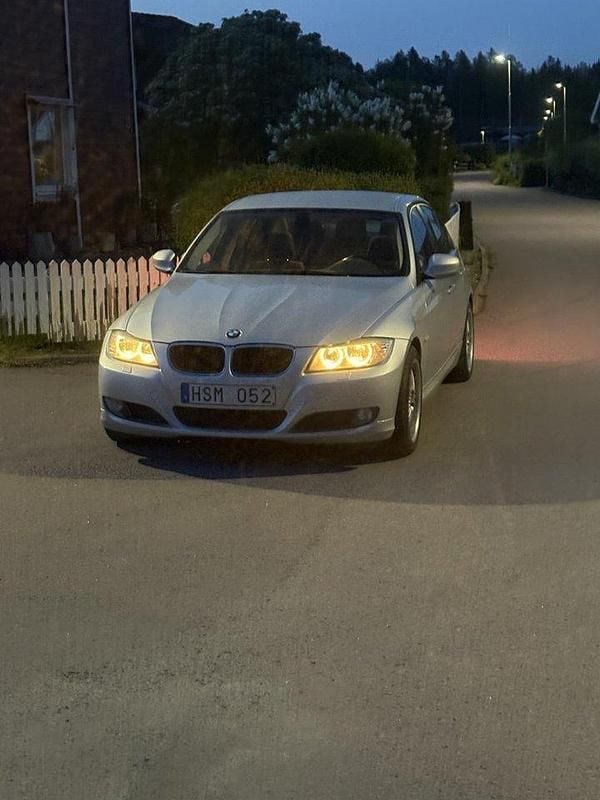 Grå Begagnad 2011 BMW 318 Comfort Edition Sedan | 75 000 kr (Marknadspris) - Bild 1/4