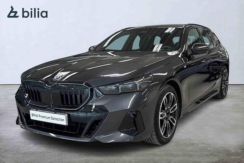Grå Begagnad 2025 BMW 520 Kombi | 599 900 kr - Bild 1/1