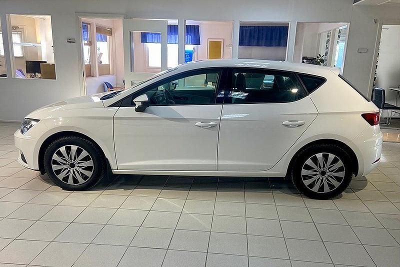Begagnad Seat Leon Style 131 HK (96 kW) 2020 Vit Halvkombi