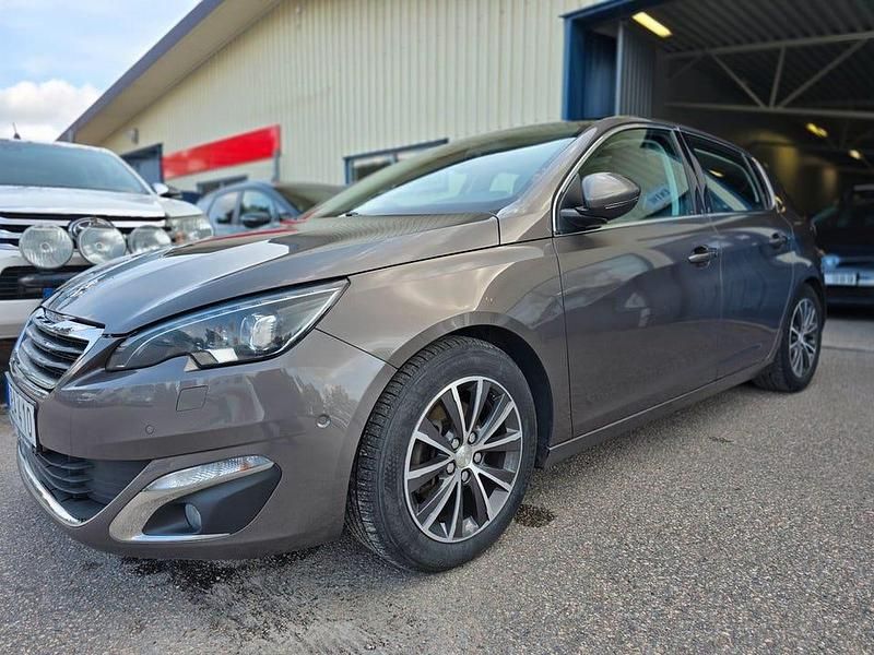 Mörkgrå (grå) Begagnad 2013 Peugeot 308 Allure Halvkombi | 85 000 kr (Marknadspris) - Bild 1/4