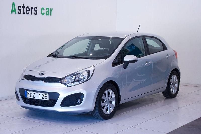 Silver Begagnad 2011 Kia Rio Halvkombi | 50 000 kr (Bra pris) - Bild 1/4