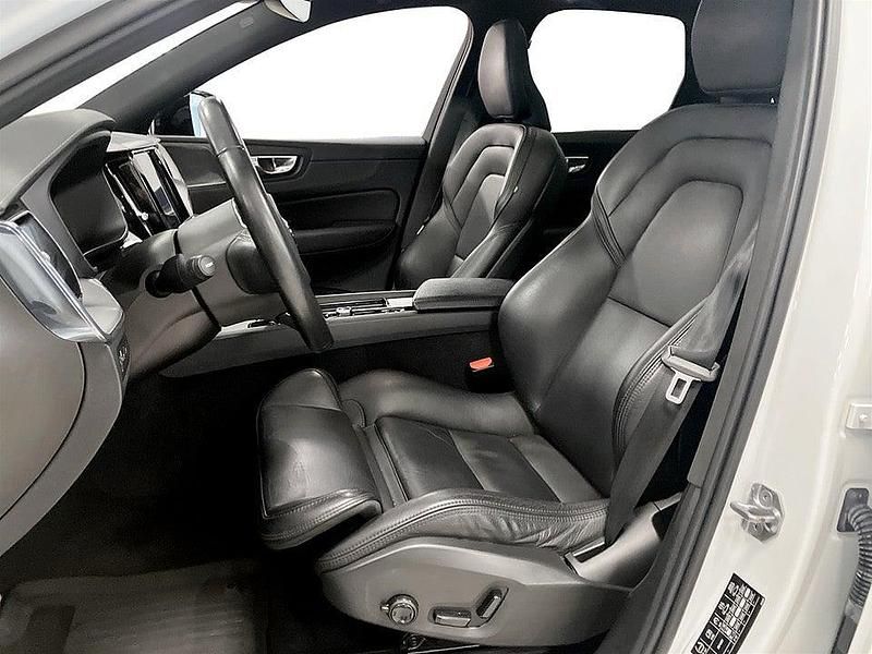Begagnad Volvo XC60 R-Design 303 HK (222 kW) 2020 Vit SUV