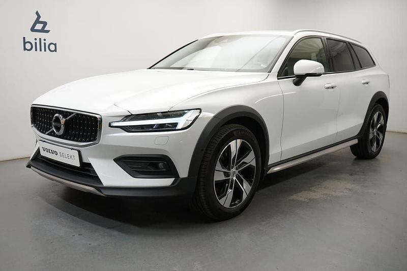 Vit Begagnad 2019 Volvo V60 CC SE Kombi | 319 900 kr (Marknadspris) - Bild 1/3