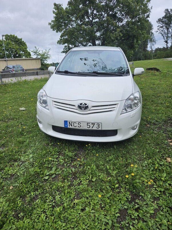 Vit Begagnad 2012 Toyota Auris Plus Halvkombi | 70 000 kr (Marknadspris) - Bild 1/4