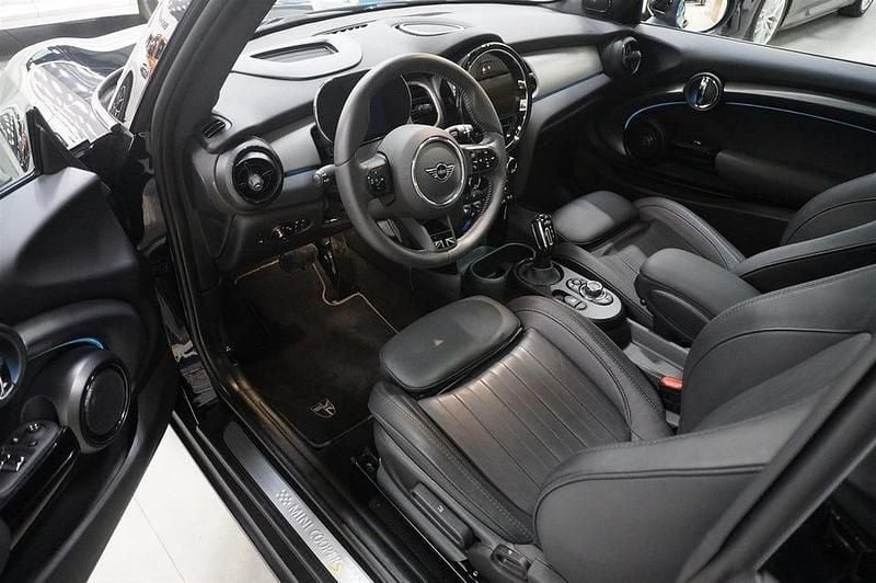 Begagnad Mini Cooper 135 kW (184 HK) 2023 Svart Halvkombi