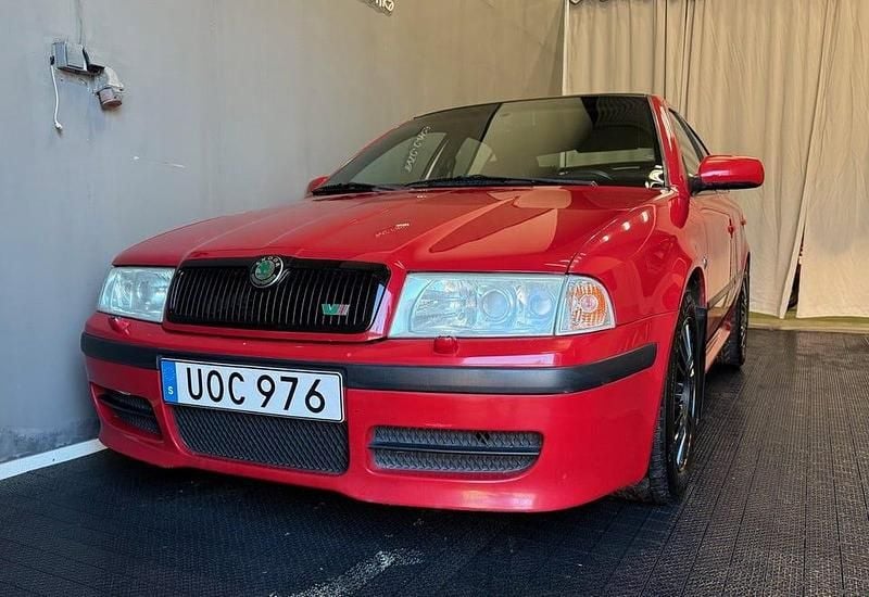 Röd Begagnad 2004 Skoda Octavia RS Halvkombi | 29 900 kr (Bra pris) - Bild 1/4