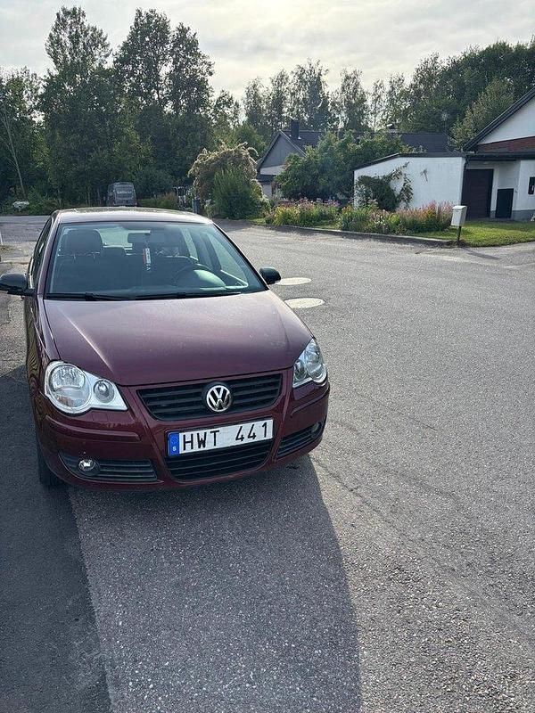Röd Begagnad 2009 VW Polo Comfortline Halvkombi | 59 000 kr (Marknadspris) - Bild 1/4