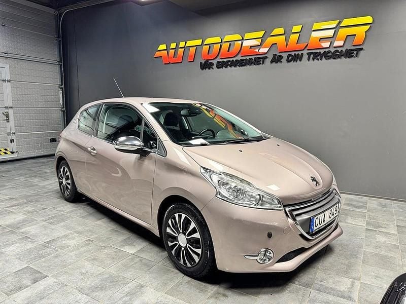 Grå Begagnad 2012 Peugeot 208 Halvkombi | 44 900 kr (Bra pris) - Bild 1/4