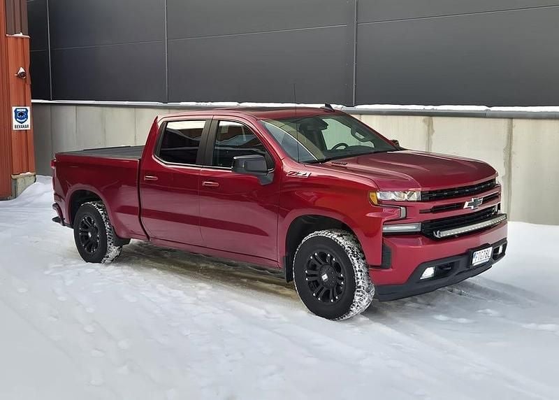 Begagnad Chevrolet Silverado 282 HK (207 kW) 2021 Röd Sedan