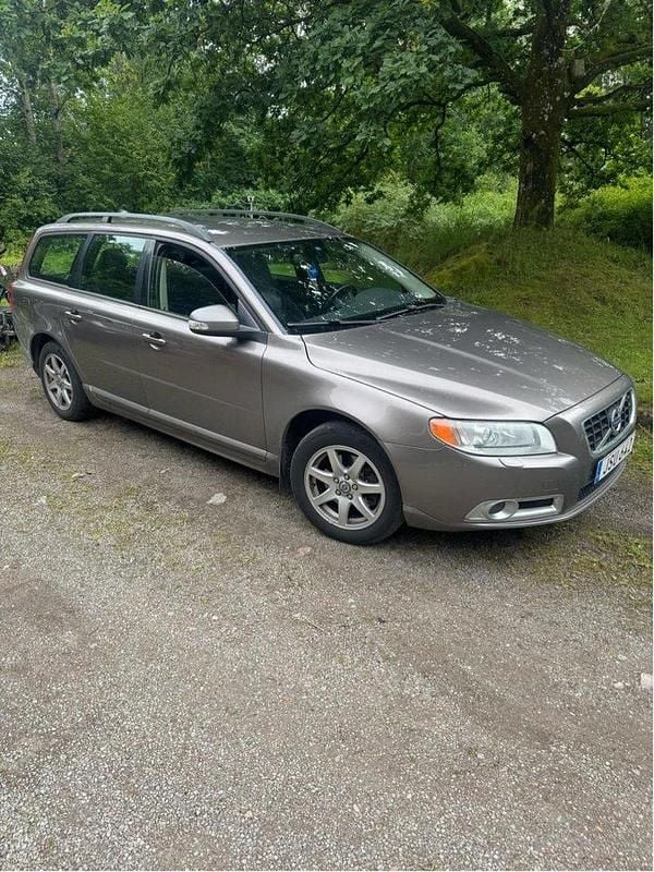 Grå Begagnad 2009 Volvo V70 Momentum Kombi | 26 000 kr (Superpris) - Bild 1/3
