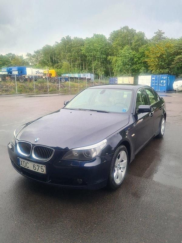 Blå Begagnad 2006 BMW 525 Sedan | 48 500 kr (Marknadspris) - Bild 1/4