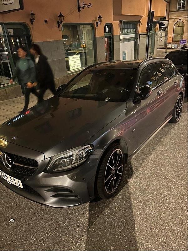 Grå Begagnad 2021 Mercedes C300e AMG line Kombi | 300 000 kr (Superpris) - Bild 1/4