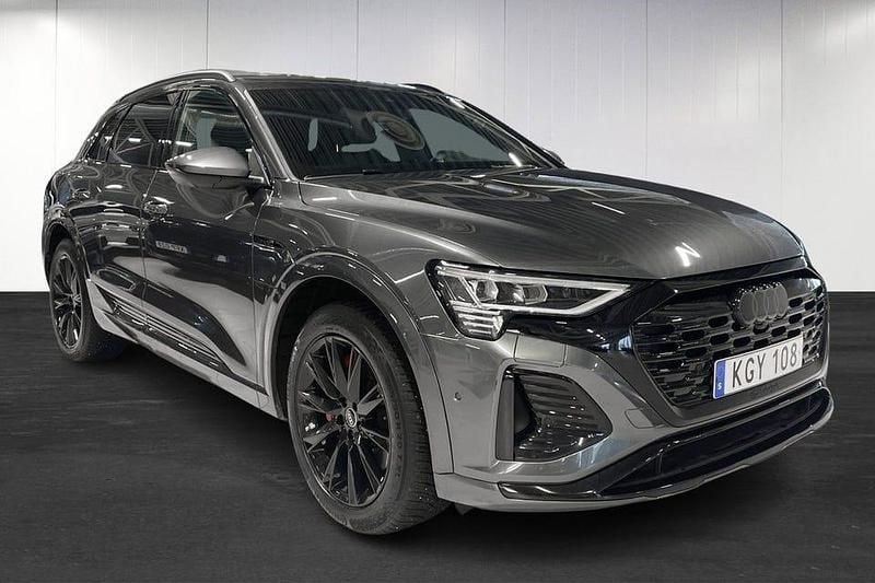 Begagnad Audi Q8 e-tron S-Line 300 kW (408 HK) 2024 Grå SUV