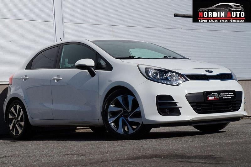 Vit Begagnad 2015 Kia Rio Halvkombi | 99 900 kr (Marknadspris) - Bild 1/4